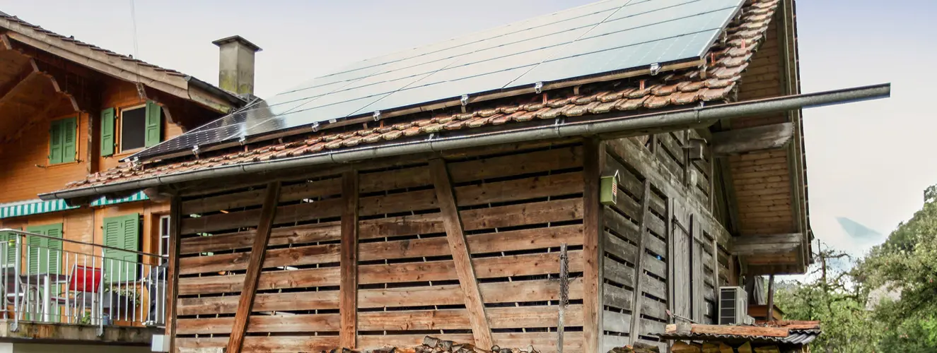 Altes Bernerhaus mit neuster PV-Technik