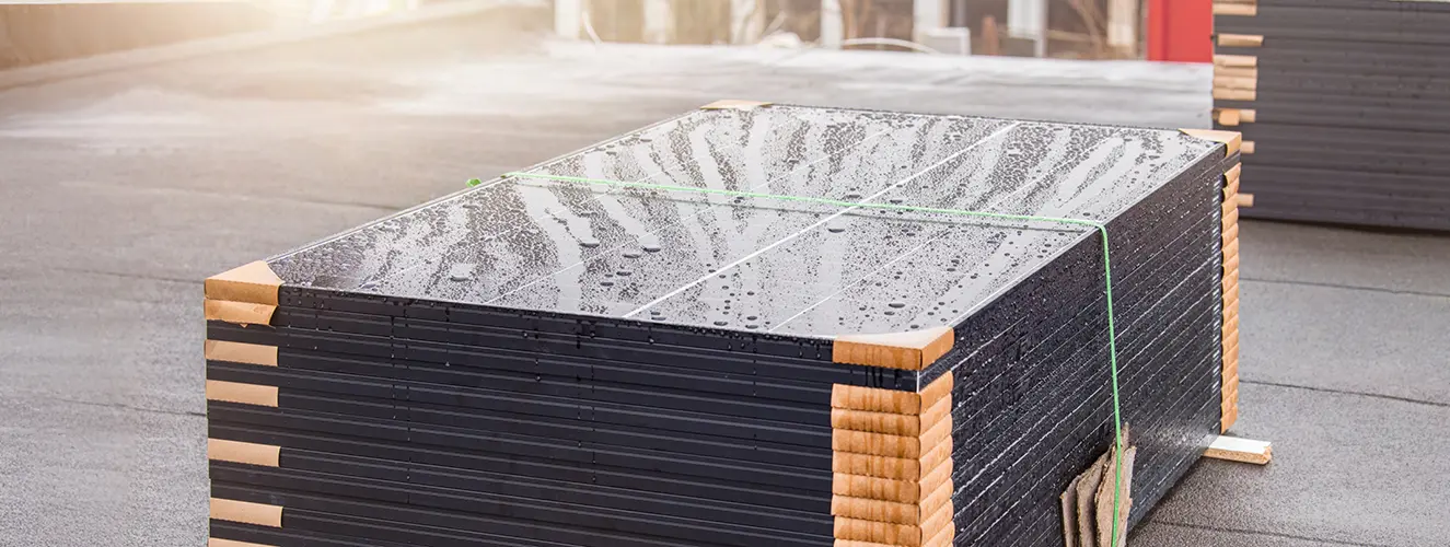 Solarmodule bis aufs Dach geliefert
