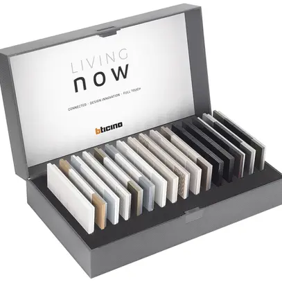 Coffre de démonstration Living Now contient 16 plaques de différentes variantes 