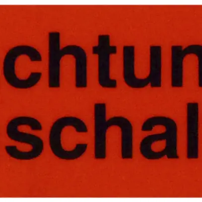 Plaque d'avertissement autoadhésive (Achtung Fernschaltung) rouge/noir 