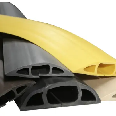 Copricavo per pavimento in gomma 76×17mm 1.5m nero 