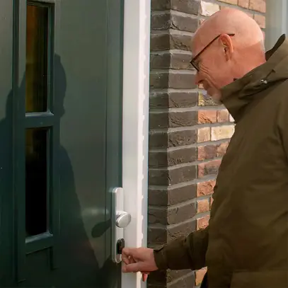 Commande de serrure de porte RF Shelly LOQED 1 284×69mm BLE/Wi-Fi noir 