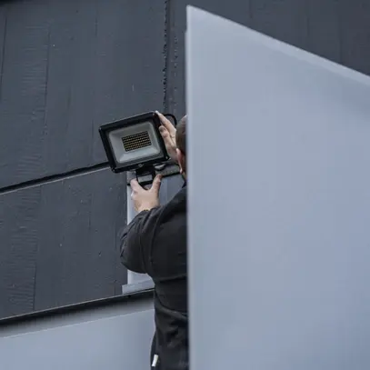 LED-Strahler JARO 7060 PIR 50W 5800lm 6500K IP65 VWB 220×236mm schwarz 