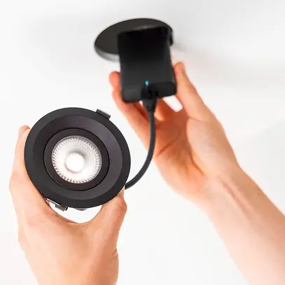 Downlight LED Plejd DWN-01-B 8W 515lm 2200…4000K IP44 VAR Ø94mm noir 