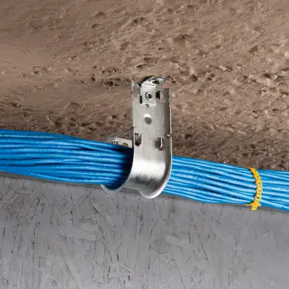 Supporto J nVent CADDY Cat HP c.angolo di fissaggio, Ø33.3mm, 6.3mm foro 