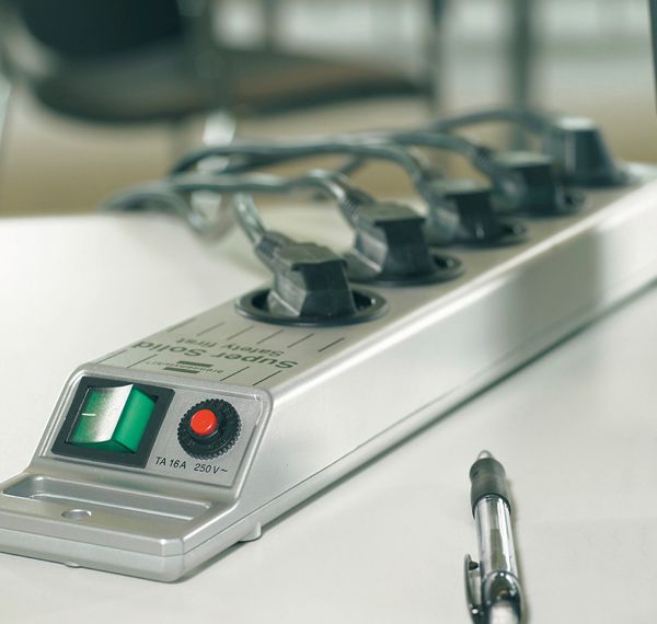 Prise multiple Super-Solid interrupteu.max.13500A 5×T13 2.5m H05VV-F 3×1.5mm²arg