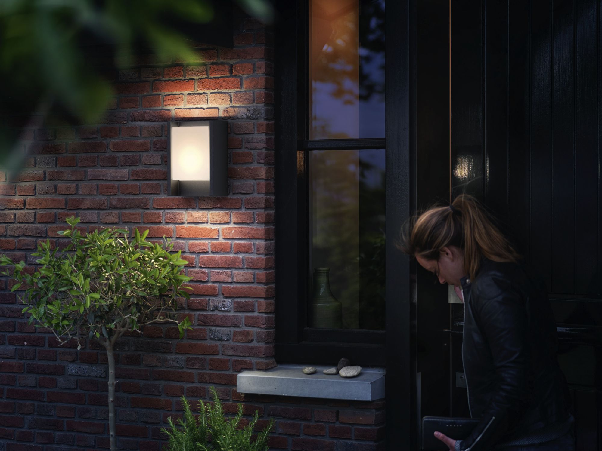 Applique LED Philips Arbour 800lm 3000K IP44 220×165mm antracite