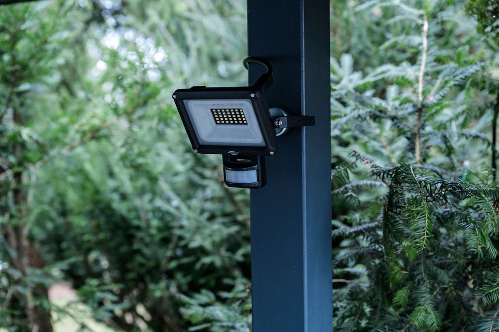 Projecteur LED JARO 3060 PIR 20W 2300lm 6500K IP65 VWB 150×181mm noir