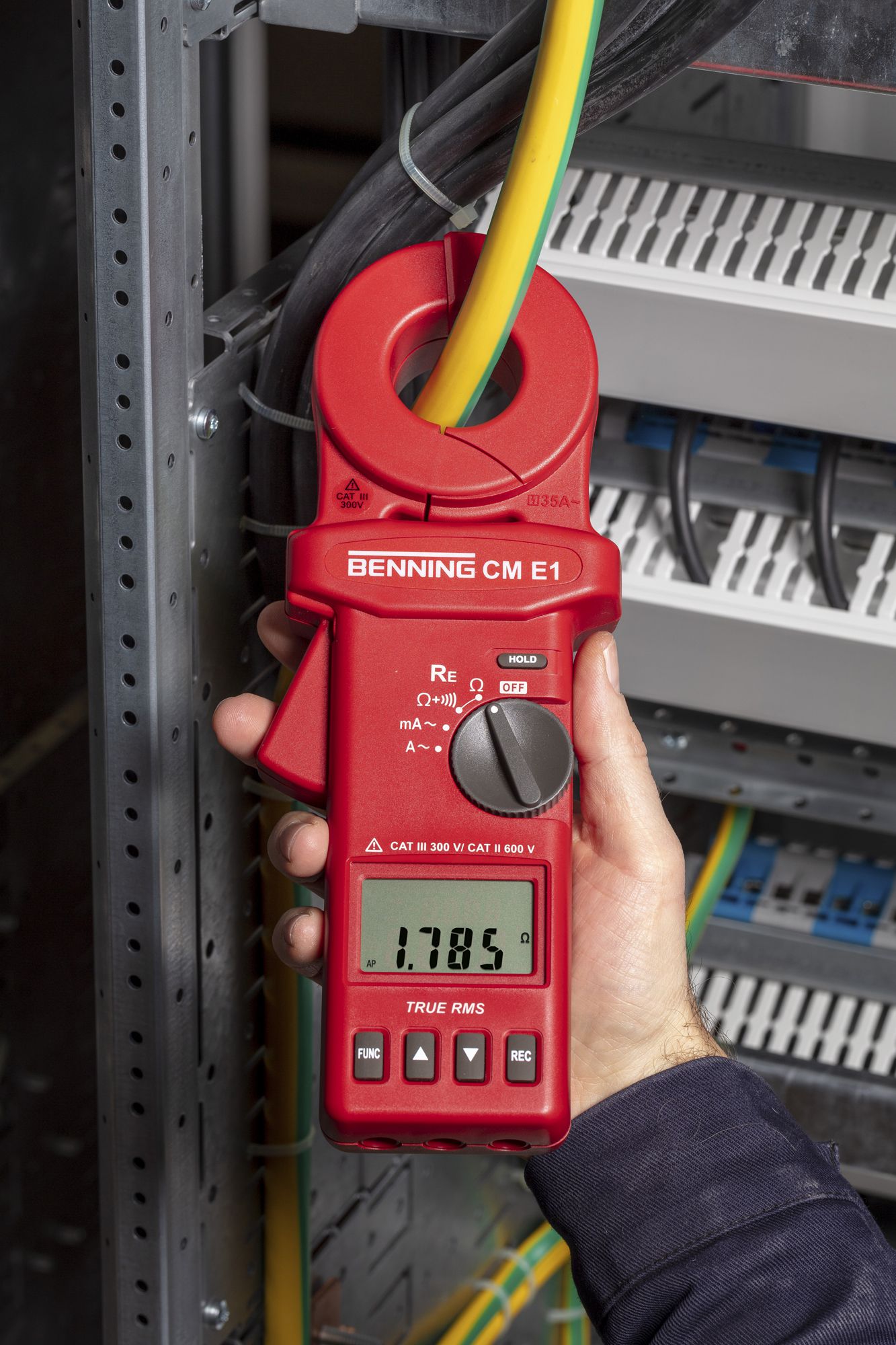 Stromzange Benning CM E1 300VUC 35A 0.025…1500Ω Cat III 300V