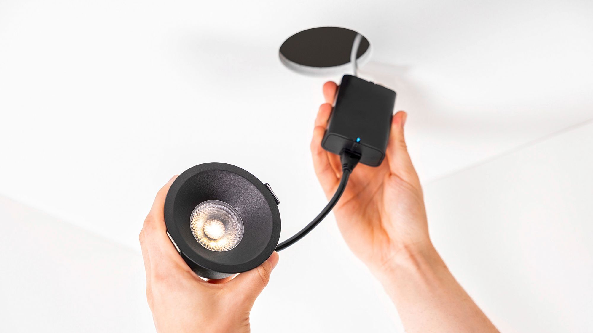 Downlight LED Plejd DWN-02-B 8W 515lm 2200…4000K IP44 REG Ø94mm nero