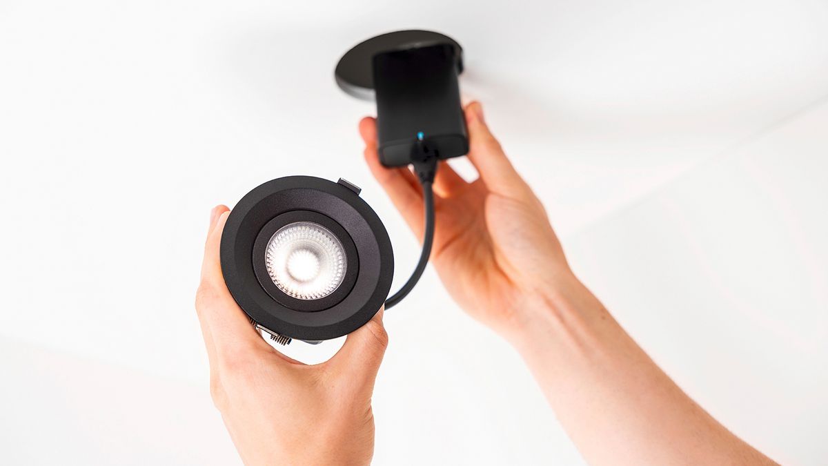 Downlight LED Plejd DWN-01-B 8W 515lm 2200…4000K IP44 REG Ø94mm nero