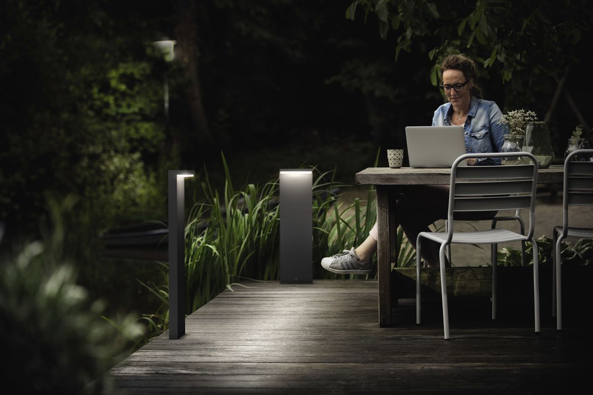 LED-Wegeleuchte Philips Bustan 3.8W 800lm 827 IP44 220×90mm×770mm anthrazit